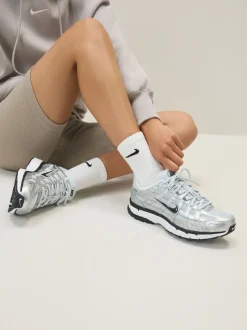 Nike - Baskets P6000 Argenté métallisé New