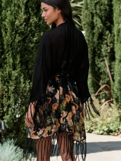 B by Ted Baker Kimono à glands en viscose noir fleuri Koi Sale