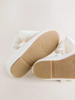 Next Blanc - Chaussures Mary Jane pour occasions en satin à fleurs avec nœud