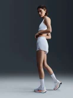 Nike - Soutien-gorge de sport rembourré maintien moyen à logo virgule Blanc Sale