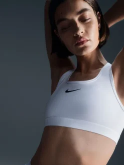 Nike - Soutien-gorge de sport rembourré maintien moyen à logo virgule Blanc Sale