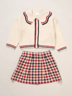 Miss Cardigan True Knit blanc avec jupe à carreaux