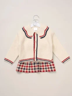 Miss Cardigan True Knit blanc avec jupe à carreaux