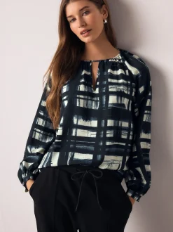 Next Carreaux bleu marine/écru - Chemisier décontracté à manches longues avec trou de serrure Discount