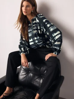 Next Carreaux bleu marine/écru - Chemisier décontracté à manches longues avec trou de serrure Discount