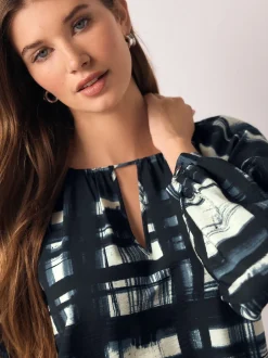 Next Carreaux bleu marine/écru - Chemisier décontracté à manches longues avec trou de serrure Discount