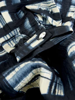 Next Carreaux bleu marine/écru - Chemisier décontracté à manches longues avec trou de serrure Discount