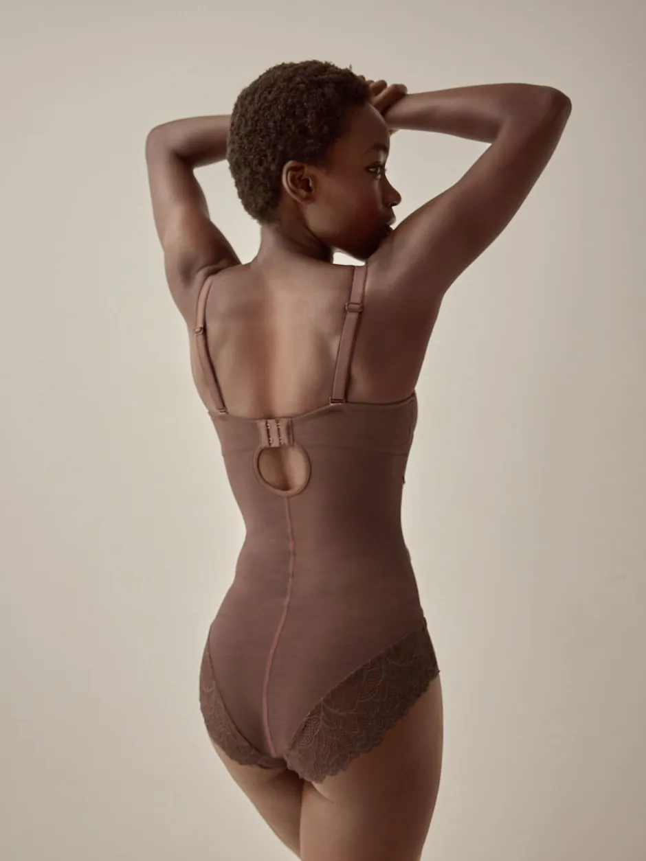 Next Chocolat Nude - Corps en dentelle légèrement rembourré avec contrôle du ventre ferme DD+