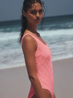 Next - Maillot de bain gainant à encolure dégagée Corail rose fluo texturé Clearance