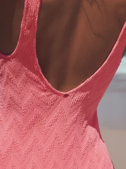 Next - Maillot de bain gainant à encolure dégagée Corail rose fluo texturé Clearance