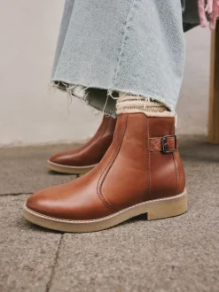 Next Cuir marron fauve - Bottes Forever Comfort® doublées de fausse fourrure avec boucle Discount