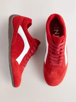 Next Daim rouge - Baskets à lacets Forever Comfort® en cuir à semelle slim New