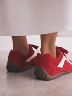 Next Daim rouge - Baskets à lacets Forever Comfort® en cuir à semelle slim New