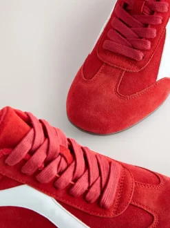 Next Daim rouge - Baskets à lacets Forever Comfort® en cuir à semelle slim New