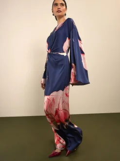 Next Floral de marine - Robe longue en satin à manches longues torsadée sur le devant