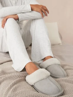 Next Gris - Chaussons mules en daim et fausse fourrure Online