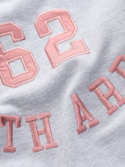 Next Gris - Sweat-shirt à col rond à manches longues en satin appliqué 'Le Marais' City Best