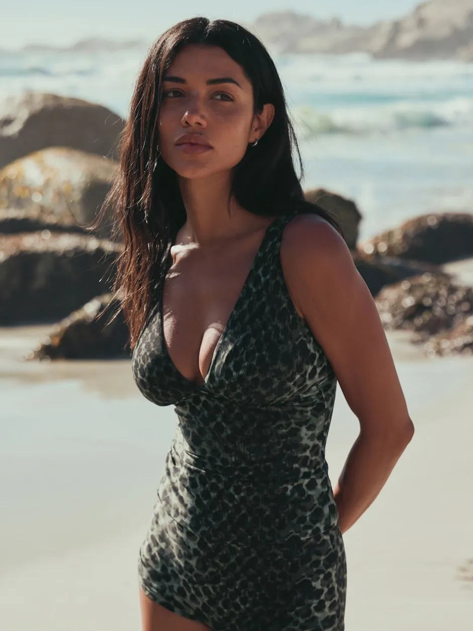 Next Imprimé léopard vert/noir - Top de Tankini Plongeant avec Contrôle du Tummy Clearance