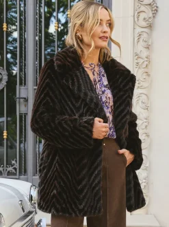 Love & Roses Manteau chevron en fausse fourrure Sale