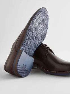 Next Marron - Coupe classique - Chaussures Derby en cuir avec semelle contrastante bleu marine