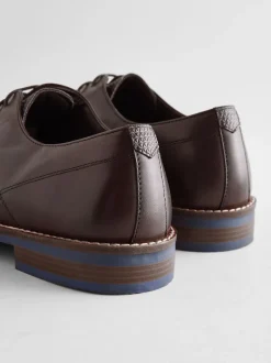 Next Marron - Coupe classique - Chaussures Derby en cuir avec semelle contrastante bleu marine