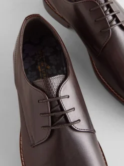 Next Marron - Coupe classique - Chaussures Derby en cuir avec semelle contrastante bleu marine