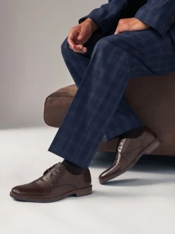 Next Marron - Coupe classique - Chaussures Derby en cuir avec semelle contrastante bleu marine