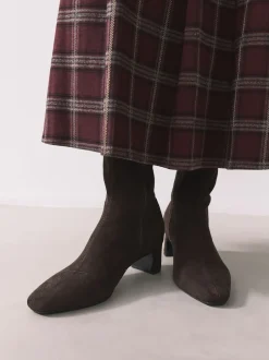 Next Marron chocolat - Bottes chaussettes à talon bloc et bout ciselé Discount