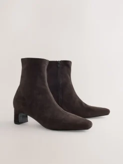 Next Marron chocolat - Bottes chaussettes à talon bloc et bout ciselé Discount