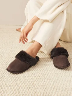 Next Marron chocolat - Chaussons mules en daim en fausse fourrure Online
