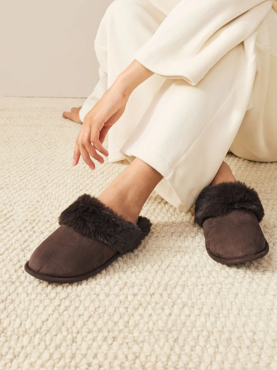 Next Marron chocolat - Chaussons mules en daim en fausse fourrure Online