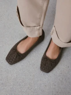 Next Marron chocolat - Chaussures plates tissées en cuir Forever Comfort® Outlet