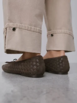 Next Marron chocolat - Chaussures plates tissées en cuir Forever Comfort® Outlet