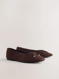 Next Marron chocolat - Chaussures plates Forever Comfort® en daim à taille haute