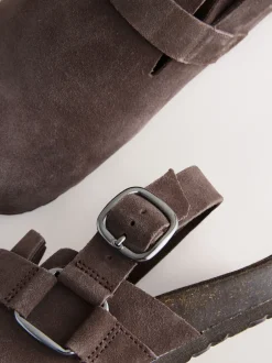 Next Marron chocolat - Chaussures à bride arrière Forever Comfort® New