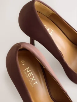 Next Marron chocolat - Escarpins Forever Comfort® en satin à bout pointu talons Outlet