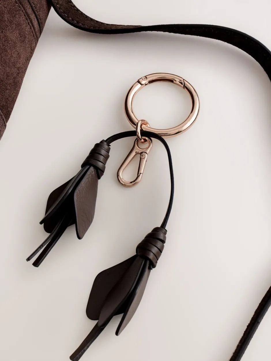 Next Marron chocolat - Sac à bandoulière avec breloque fleur en daim Hot