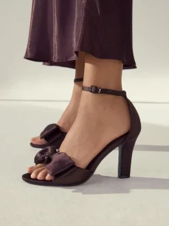 Next Marron chocolat - Sandales à talons carrés avec nœud en satin Forever Comfort® New