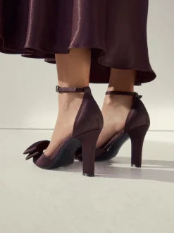 Next Marron chocolat - Sandales à talons carrés avec nœud en satin Forever Comfort® New