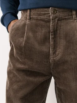 Next Marron fauve - Coupe fuselée régulière - Pantalon plissé simple en velours côtelé Hot