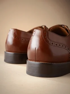 Next Marron fauve - Coupe large - Chaussures Signature Brogue Wingcap en cuir italien Clearance