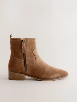 Next Marron fauve en daim - Bottes Forever Comfort® zippées sur le côté Sale