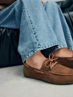 Next Marron fauve en daim - Chaussures bateau en cuir à bout rond New