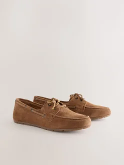 Next Marron fauve en daim - Chaussures bateau en cuir à bout rond New