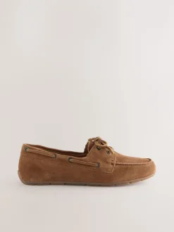 Next Marron fauve en daim - Chaussures bateau en cuir à bout rond New