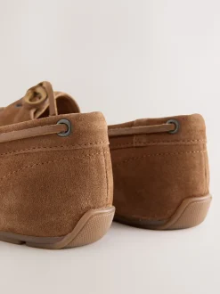 Next Marron fauve en daim - Chaussures bateau en cuir à bout rond New