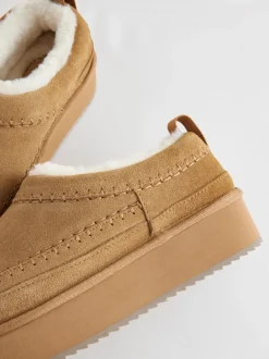 Next Marron noisette - Chaussures à enfiler douillettes en cuir doublées de Borg Outlet