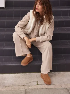 Next Marron noisette - Chaussures à enfiler douillettes en cuir doublées de Borg Outlet