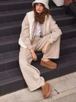 Next Marron noisette - Chaussures à enfiler douillettes en cuir doublées de Borg Outlet