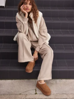 Next Marron noisette - Chaussures à enfiler douillettes en cuir doublées de Borg Outlet